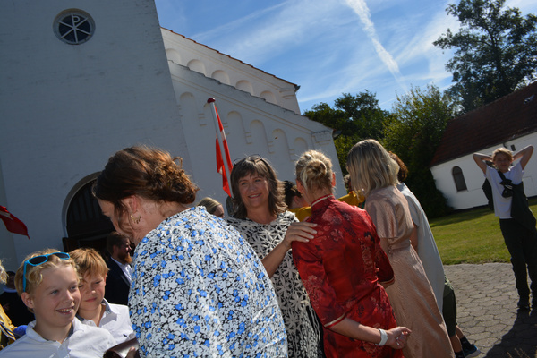 personer uden for Filadelfia kirke ved diakonindvielse på Filadelfia 2022