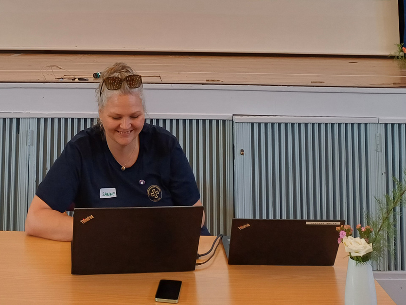 Sanne Damborg ved en computer