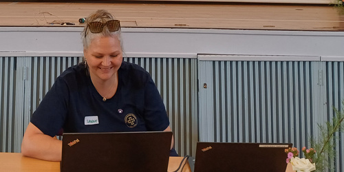 Sanne Damborg ved en computer
