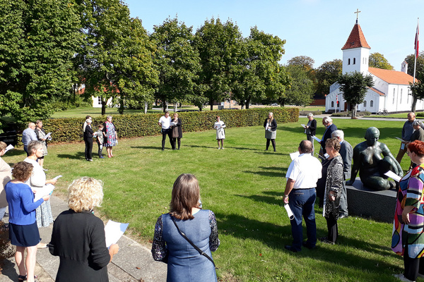 mennesker står ude og synger foran Filadelfia kirke i Dianalund