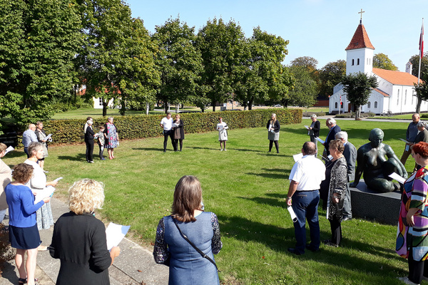 mennesker står ude og synger foran Filadelfia kirke i Dianalund