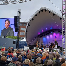politiker Pia Olsen Dyhr på scenen til Himmelske Dage