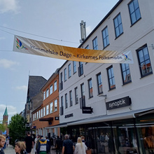 banner over gågaden i Silkeborg med teksten Himmelske Dage