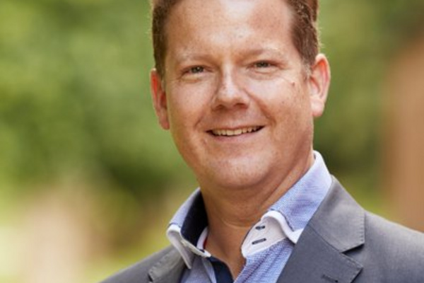 portræt af Henrik Bøll Larsen, leder af Filadelfia Uddannelse.