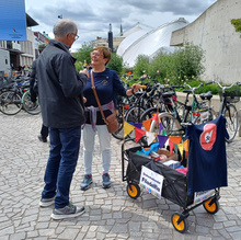 Conny Hjelm i samtale med en mand på gaden