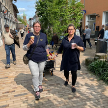 Rita Lund og Jeanette Blicher Rumph med is i hånden på gågaden i Silkeborg