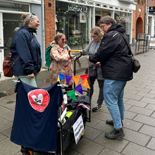 Sanne Damborg og Rita Lund i samtale med folk på gaden