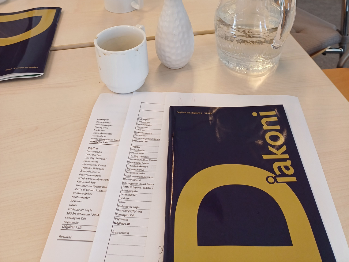 Fagbladet Diakoni der ligger på et bord